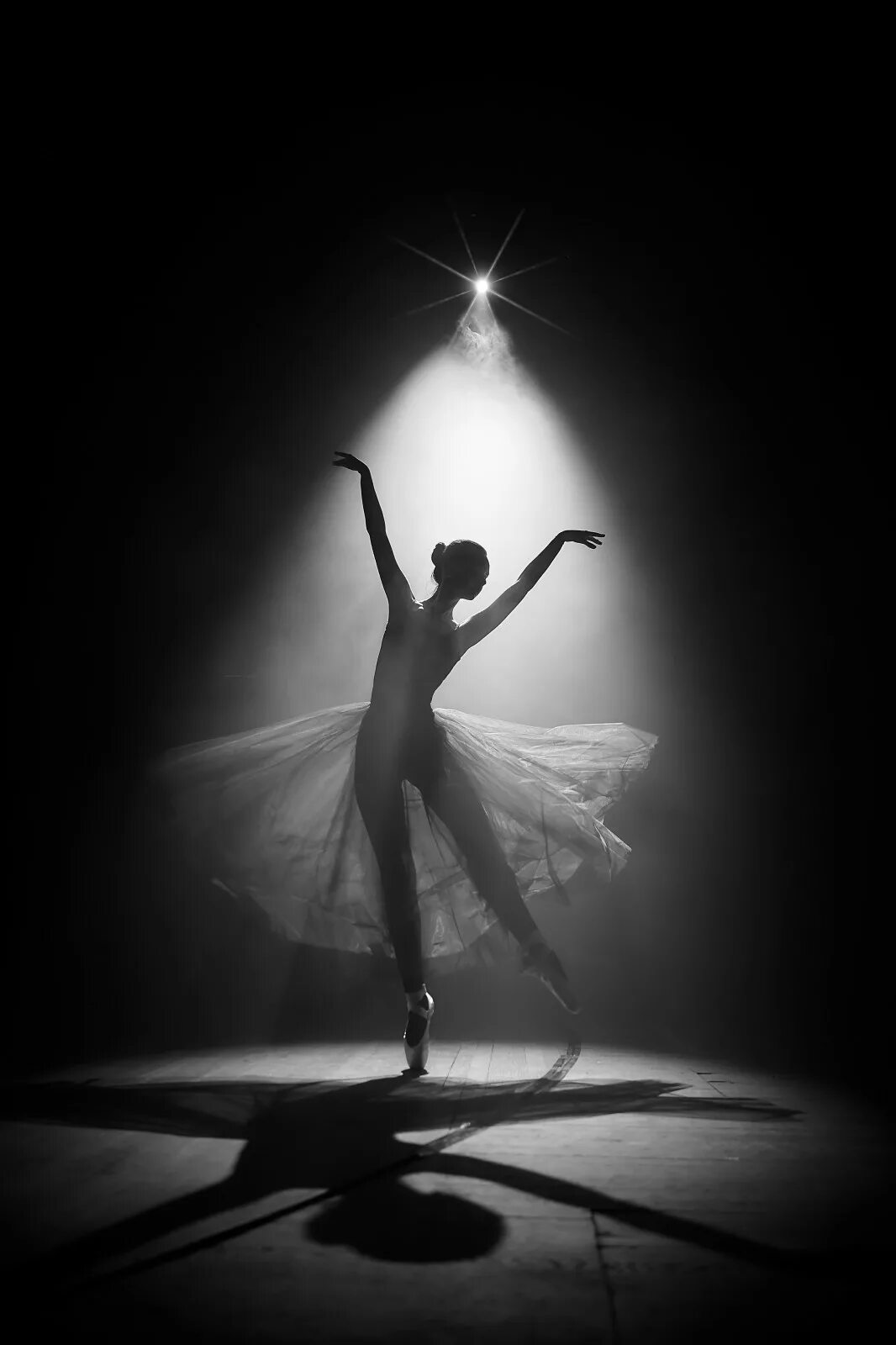 Балерина в темноте. Танцующая девушка. Танцующая балерина. Балерина танцует.