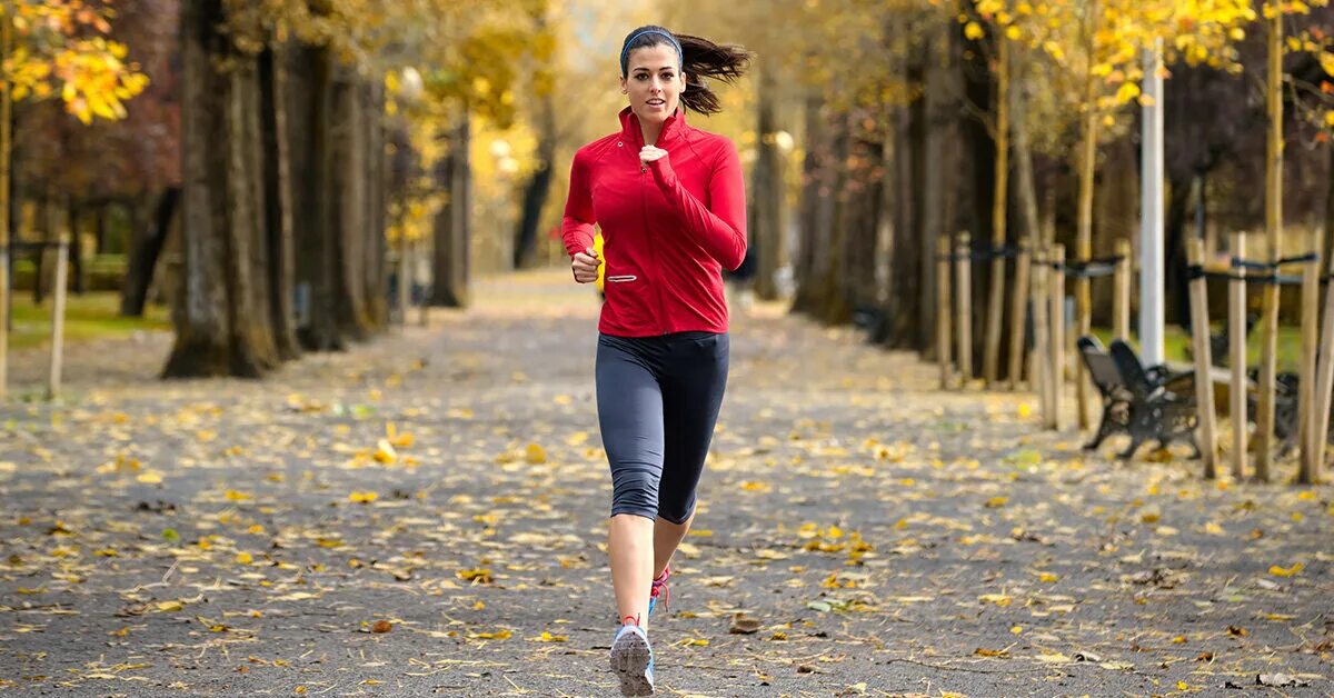 Run wife run. Девушка бежит. Девушка бежит в парке. Девушка на пробежке в парке. Осенняя пробежка.