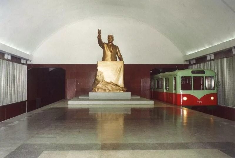 Вокзал перевод. Кванмён (станция метро, Пхеньян). Станция кванмён Пхеньян. Кванмён станция метро. Пхеньянское метро станция Кванмен.