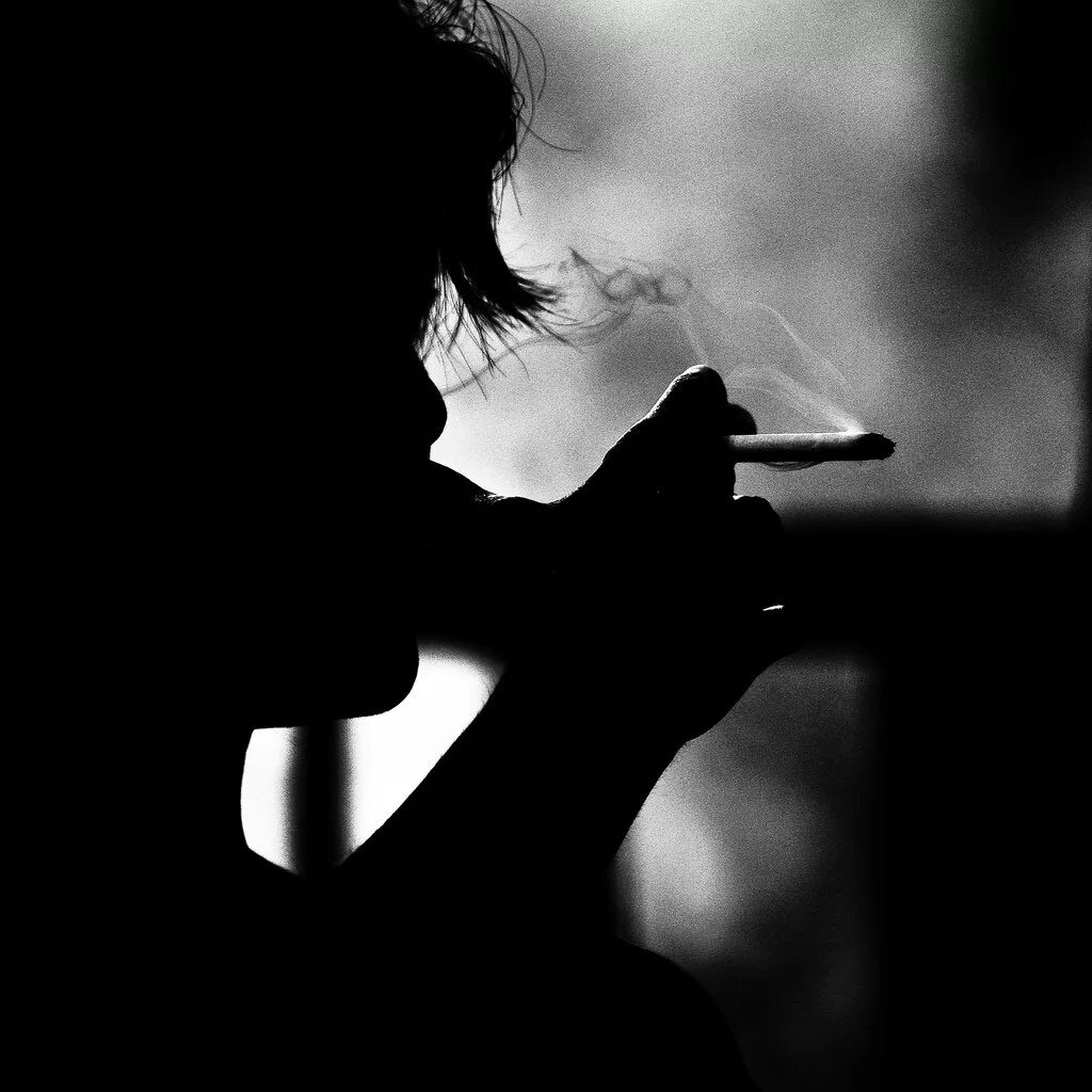 Последняя сигарета оставляет дым. Caphman siqaret. Лицо в дыму. Дымящаяся сигара. Парень в дыму от сигарет.