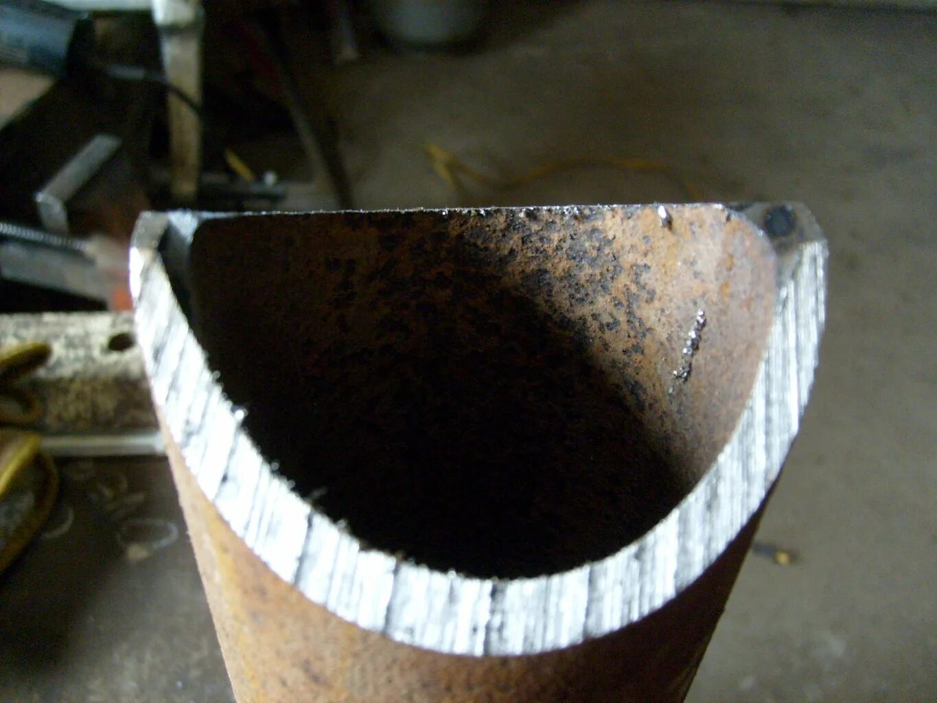 Лайфхаки из пп трубы. Самодельная труба из оцинковки. Дымоход из жести металл. Соединение металлических листов. Труба дымохода для буржуйки.