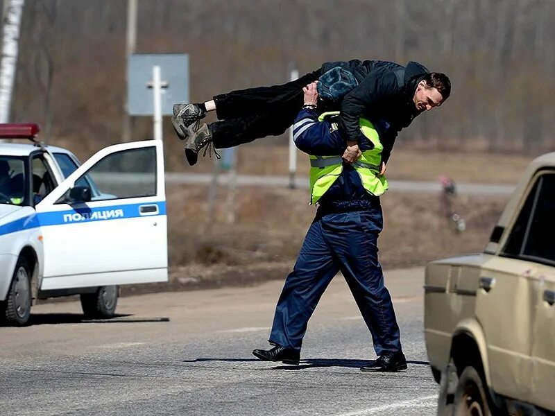 Оторванным погоном. ДПС останавливает машину. ДПС человек. Нарушитель закона.