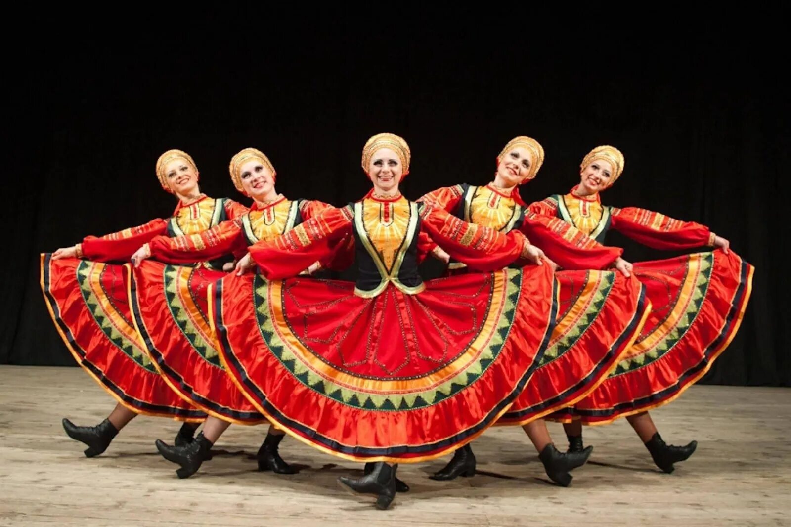 Народные танцы. Русский танец. Народные танцы России. Национальные танцы.