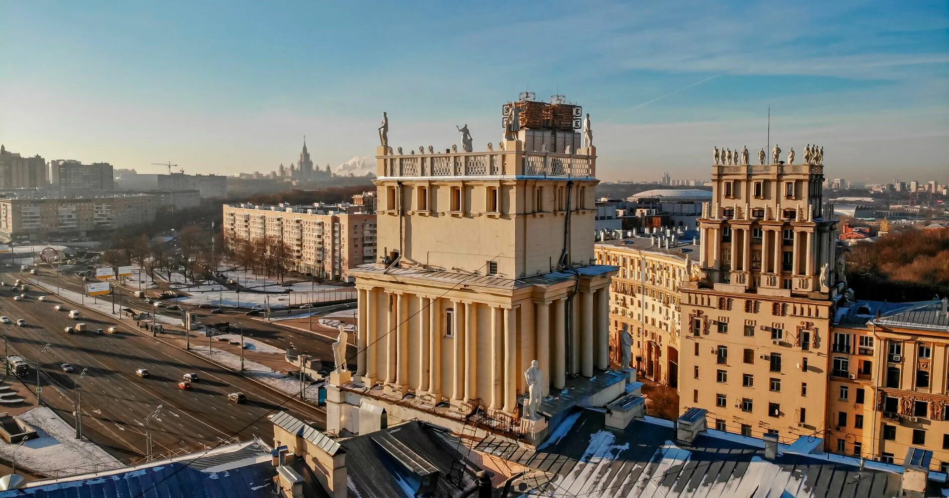 И два здания на площади. Москва площадь гагарина ленинский проспект. москва площадь гагарина дом 30. дома на ленинском проспекте в москве на площади гагарина. дом со статуями на ленинском проспекте.