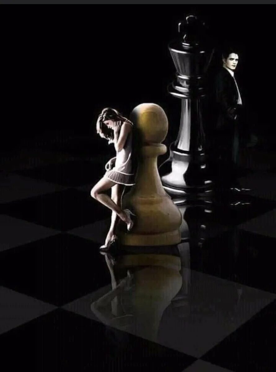 На шахматной доске 5 белых фигур. Пешка и Королева шахматы. Королева и ферзь фигуры в шахматах. Девушка на шахматной доске. Фотосессия на шахматной доске.