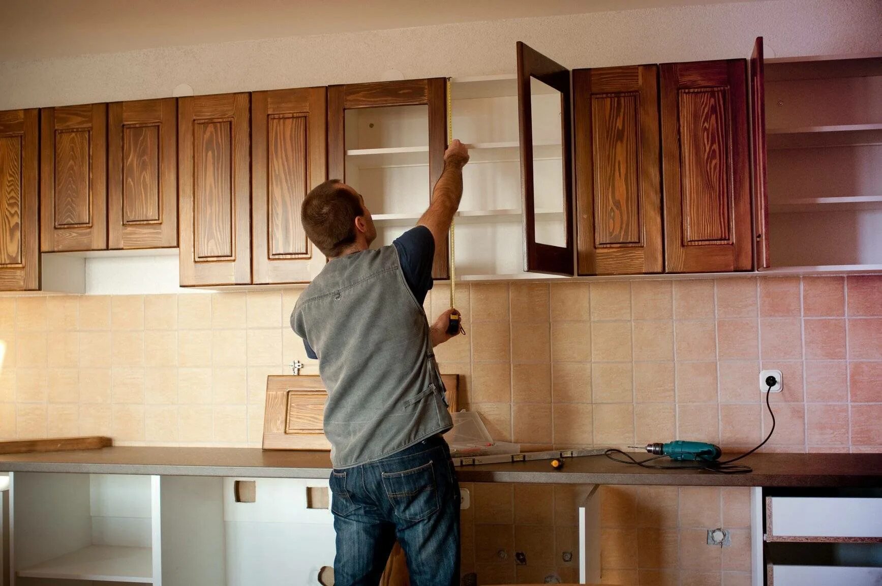 Leave the kitchen. Сборщик кухонного гарнитура. Установщик кухонной мебели. Установщик кухни. Реконструкция кухонного гарнитура.