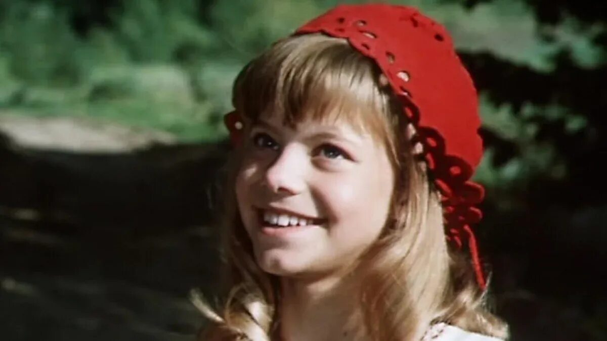 Красная шапочка из фильма. Про красную шапку. Про красную шапку. Советские фильмы про красную шапочку 1977. Красная шапочка фильм советский.