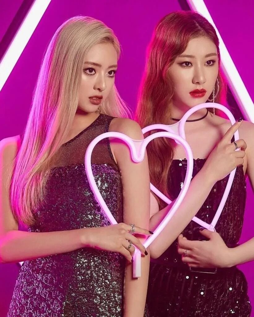 Itzy blackpink. Itzy and blackpink. черён и юна itzy. лиса и юна itzy. chaeryeong.