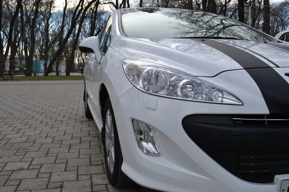 Матовый белый Пежо 308. Пежо 308 2010 белая. Пежо 308 Спортиум 2010. Peugeot 308 Sportium.