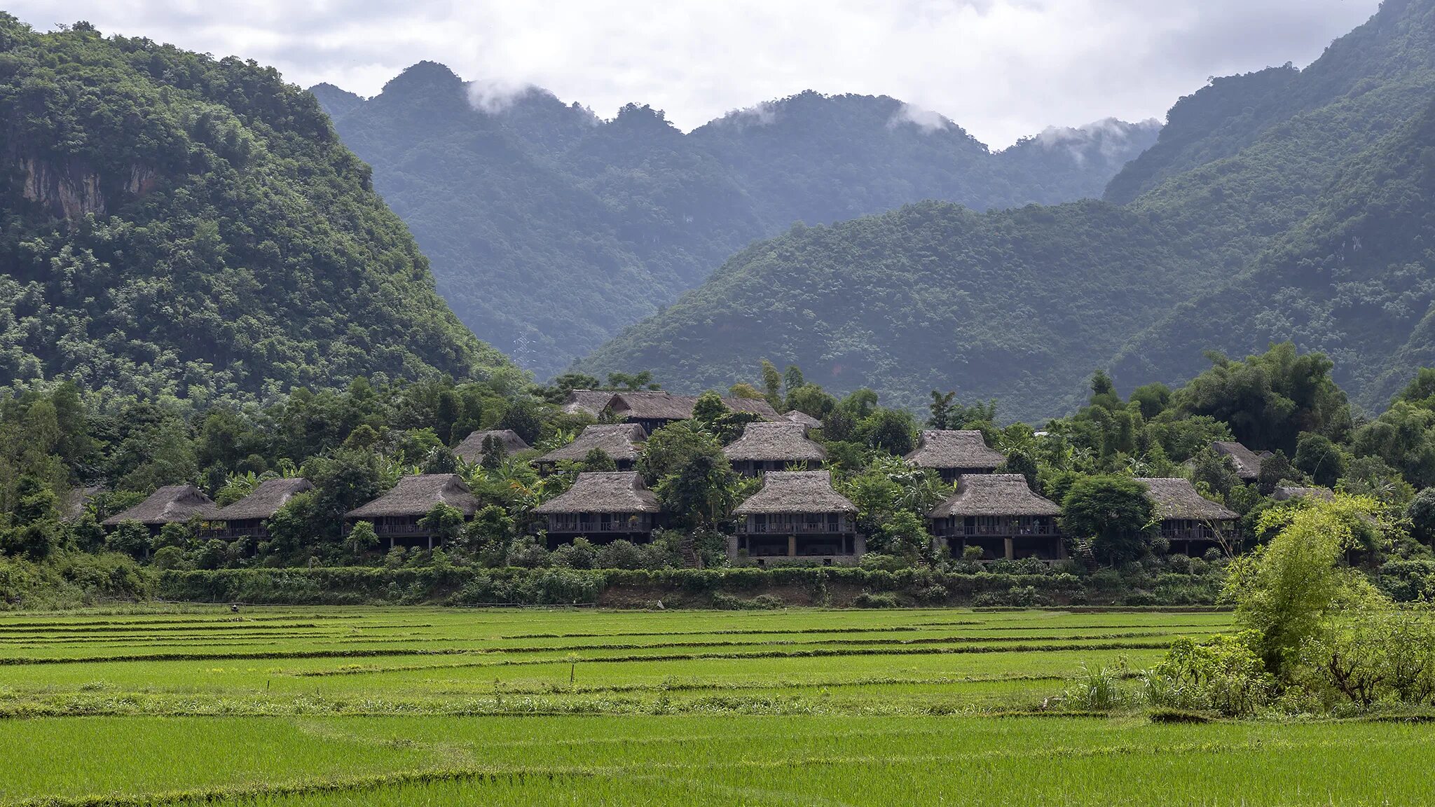 Вьетнам village. Гора Пхубиа Вьетнам. Деревня Хуалу Вьетнам. Лаос деревня ban Kiet ngong. Вьетнамские горы.