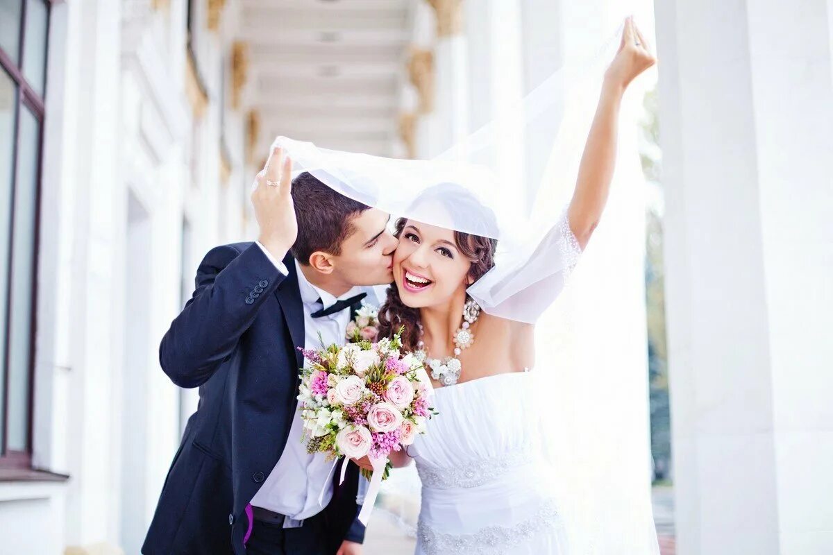 Брак мужчин в москве. Жених и невеста. Счастливые жених и невеста. Свадьба фотосессия. Молодожены.
