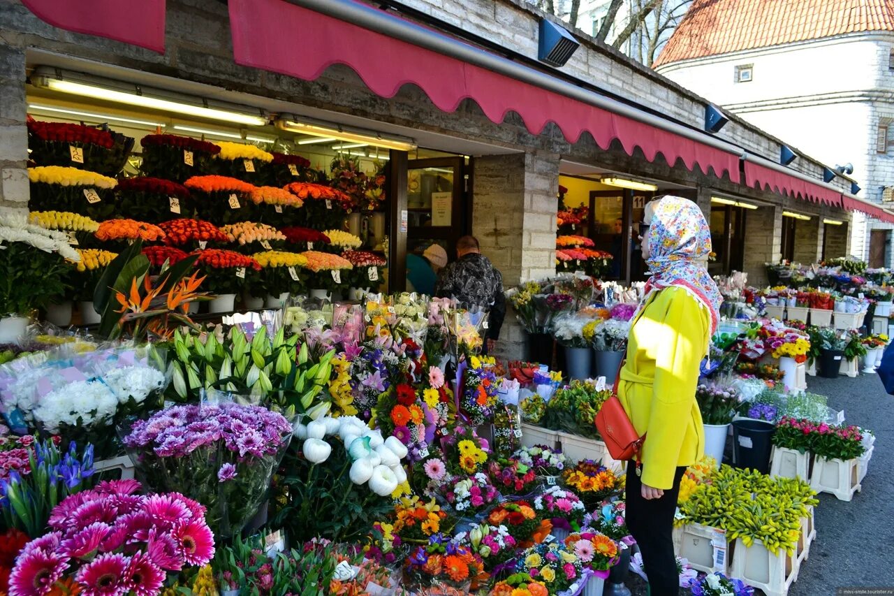 Новый цветочный рынок. Цветочный рынок. Рынок цветов. Цветочный рынок на Киевской. Цветы на базаре.