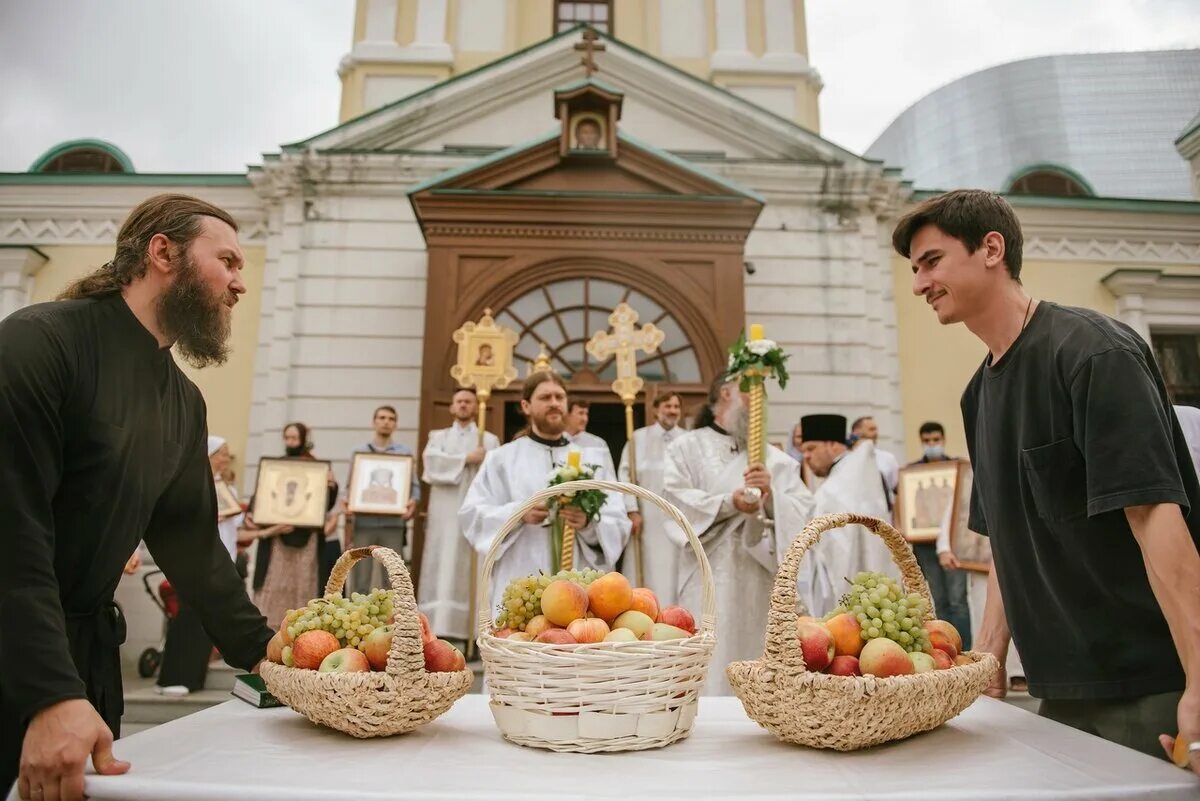 13 19 августа. 19 Августа Преображение Господне яблочный спас. С преображением Господним и яблочным Спасом. Преображение Господне освящение плодов. 19 Августа праздник церковный Преображение Господне.