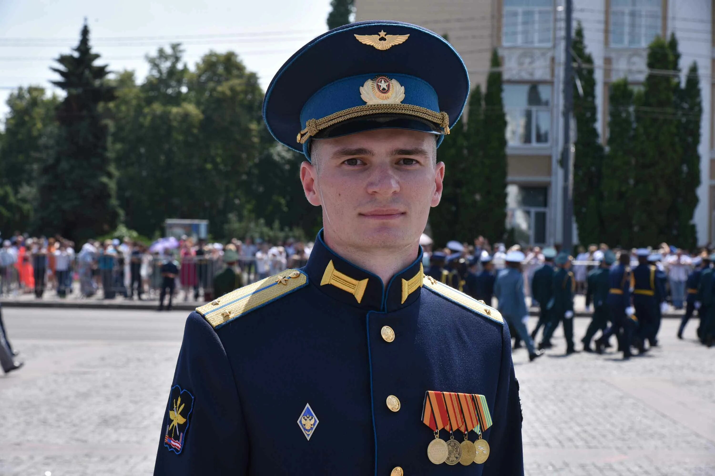 Офицеры россия 1. Молодые офицеры. Молодой офицер. Красивый офицер. Военный офицер.