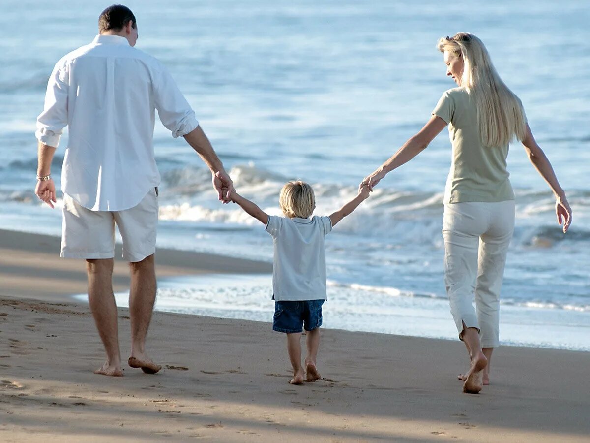 Счастливая семья. Дети на море с родителями. Мама папа и ребенок на море. Семья со счастливым ребёнком.