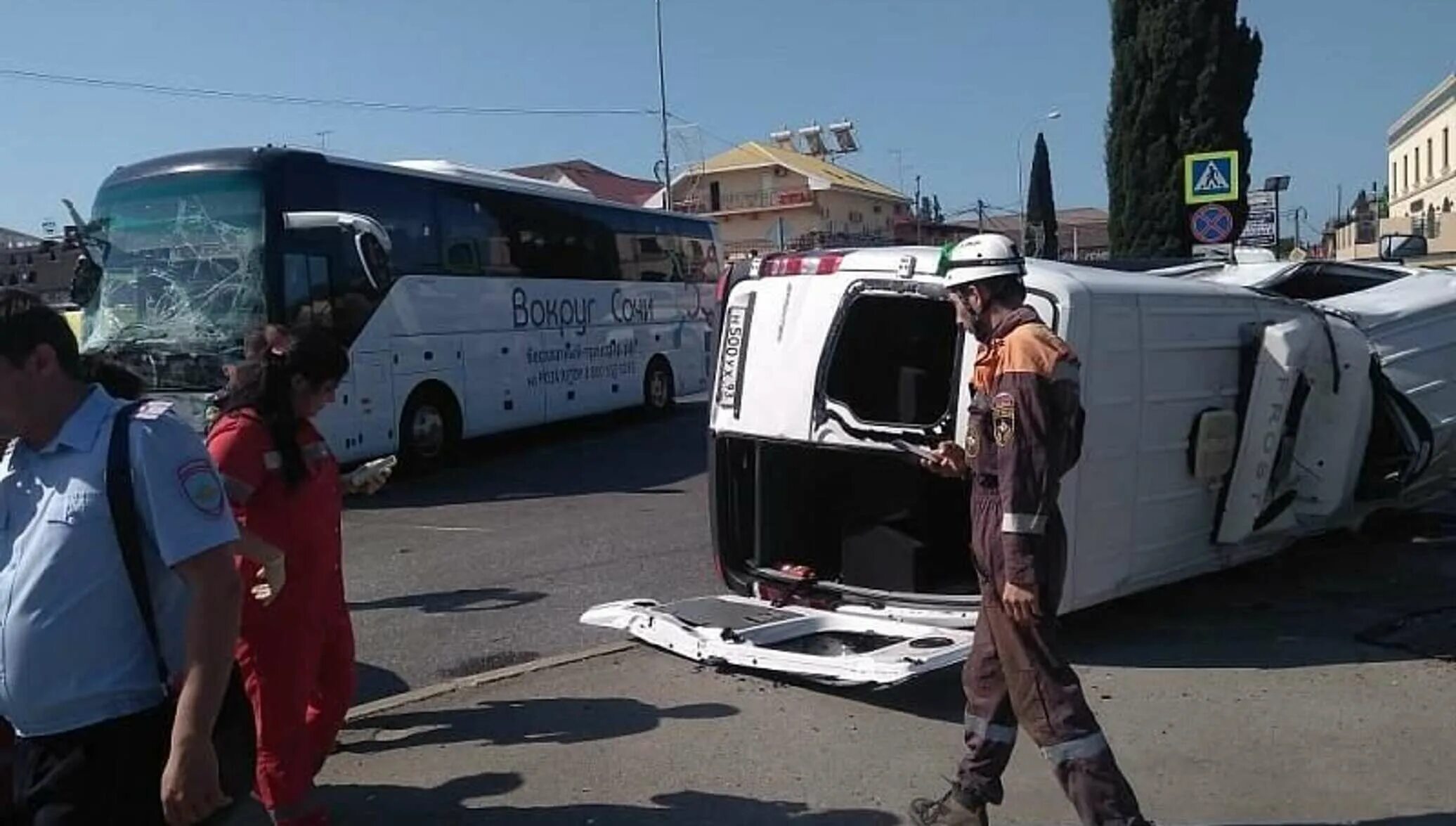 Авария экскурсионного автобуса. Аварии с участием туристических автобусов. Армения ДТП С туристическим автобусом. Авария Адлер 9 августа 2019.