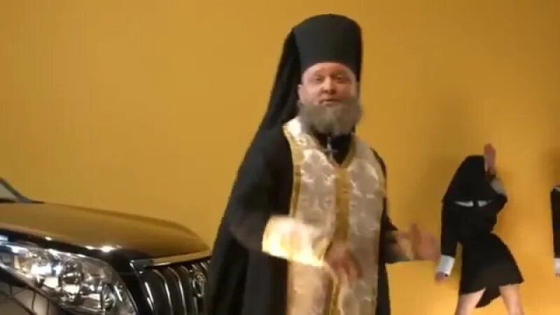 Батюшка клип. Клип отец павло. отец павло вера в бабло. батюшка гиф. гифки со священниками.