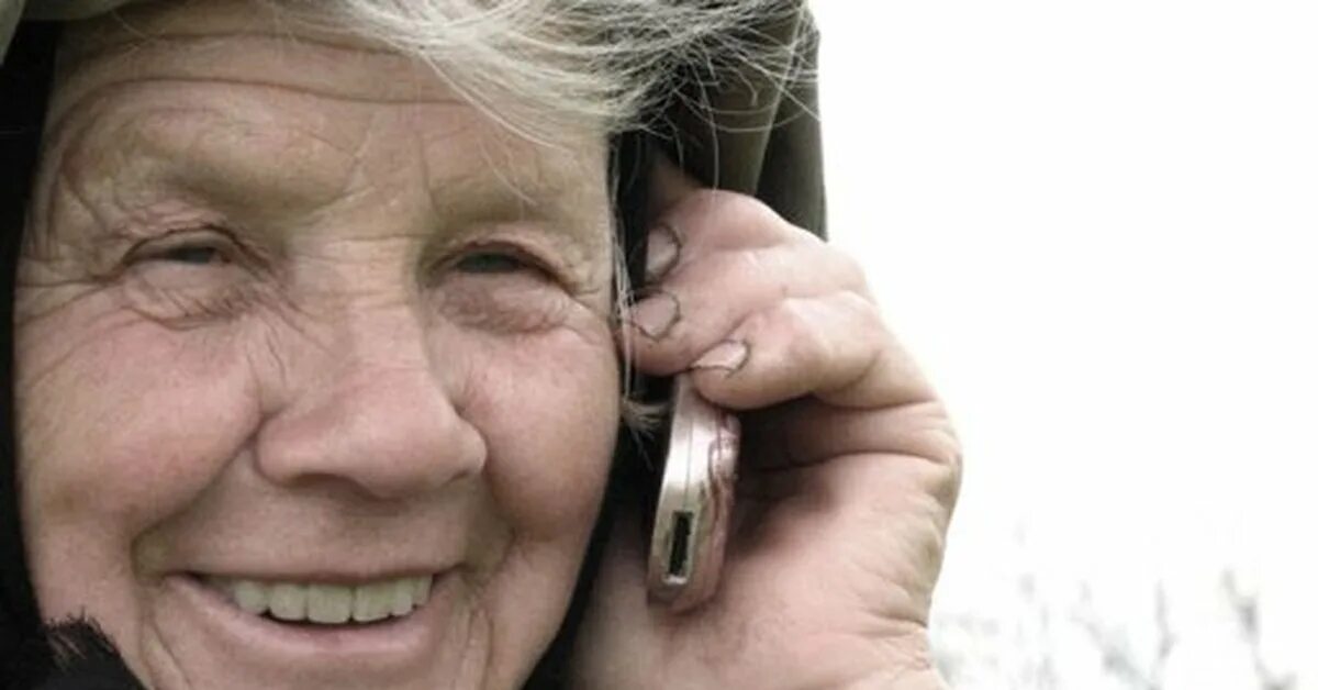 Бабушка с мобильником. Бабка с телефоном. Старушка с телефоном. Бабуля с телефоном. Бабушки любят погорячей