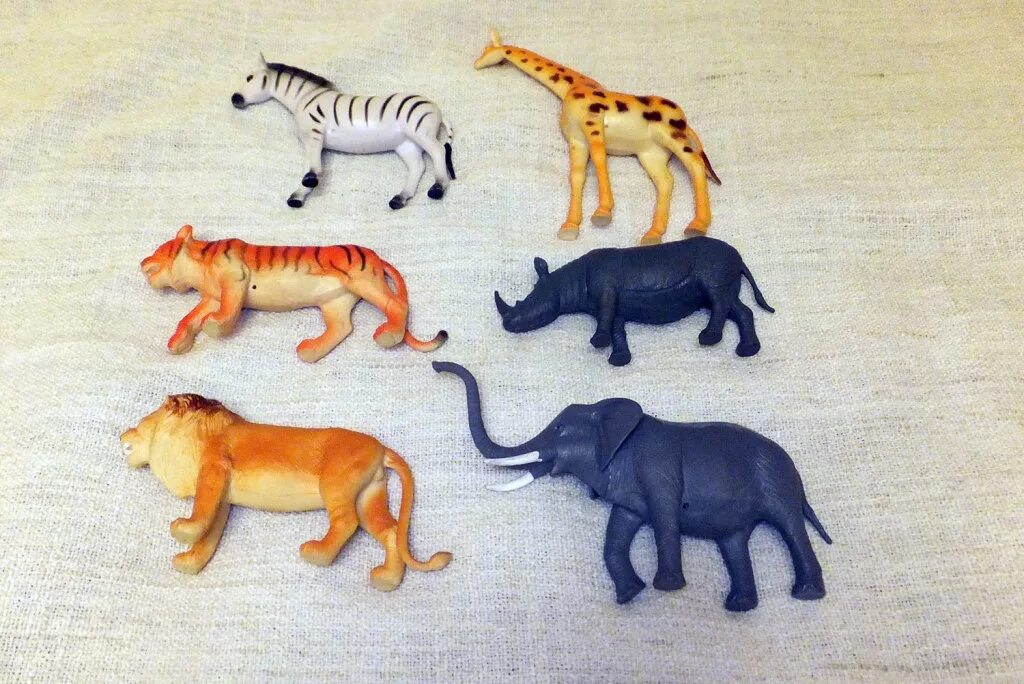 Лев тигр жираф. Пластмассовые игрушки животные. Игрушки животные Жираф слон Зебра Лев. Фигурка животного. Носорог слон Лев тигр Зебра Жираф животные игрушка.