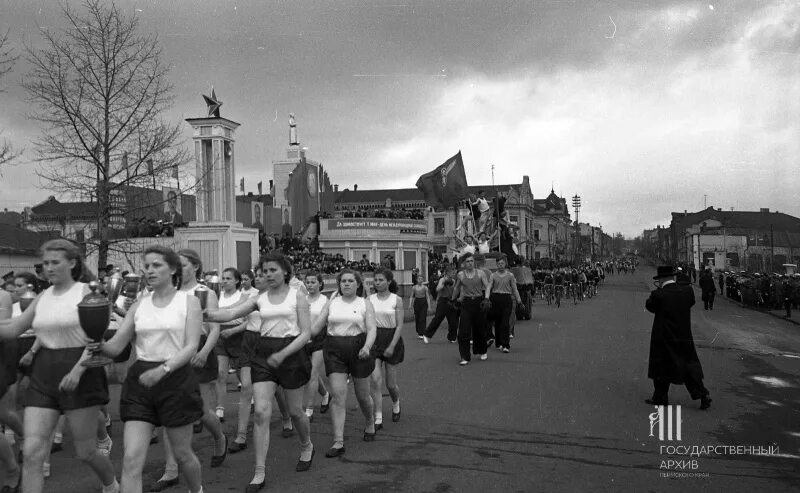 1 мая житель. Пермь СССР демонстрация 1 мая. Демонстрация 1 мая в СССР. Первомайская демонстрация Пермь. Первомай советских лет Пермь.