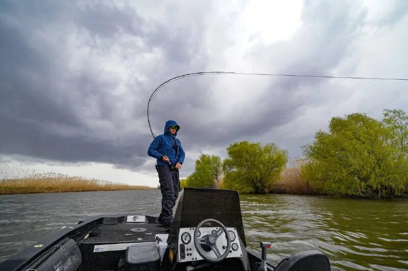 Рыбалка март астрахань. Передача про рыбалку. Астрахань волга река рыбалка. Астраханская рыбалка. Рыбака в астрахани в октябре.