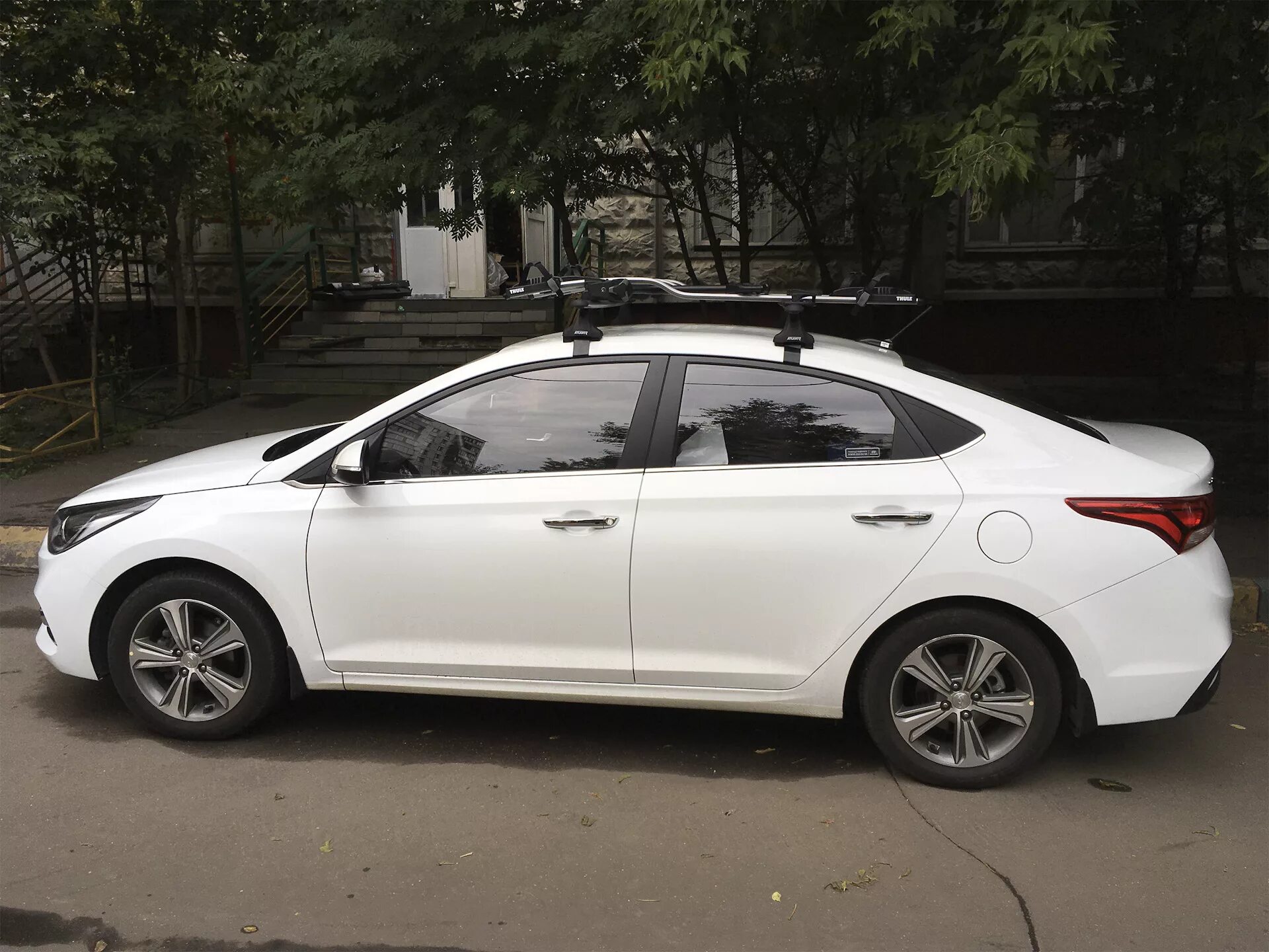 Багажник на крышу Хендай Солярис 2. Багажник на крышу Hyundai Solaris 2. белый. Багажник Lux для Hyundai Solaris 2017-. Hyundai Solaris 2013 багажник на крышу.