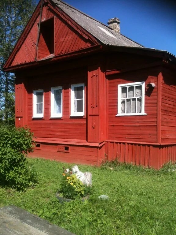 Как продать дом в деревне. Дом в деревне. частный дом в деревне. красный деревенский дом. дом с участком в деревне.