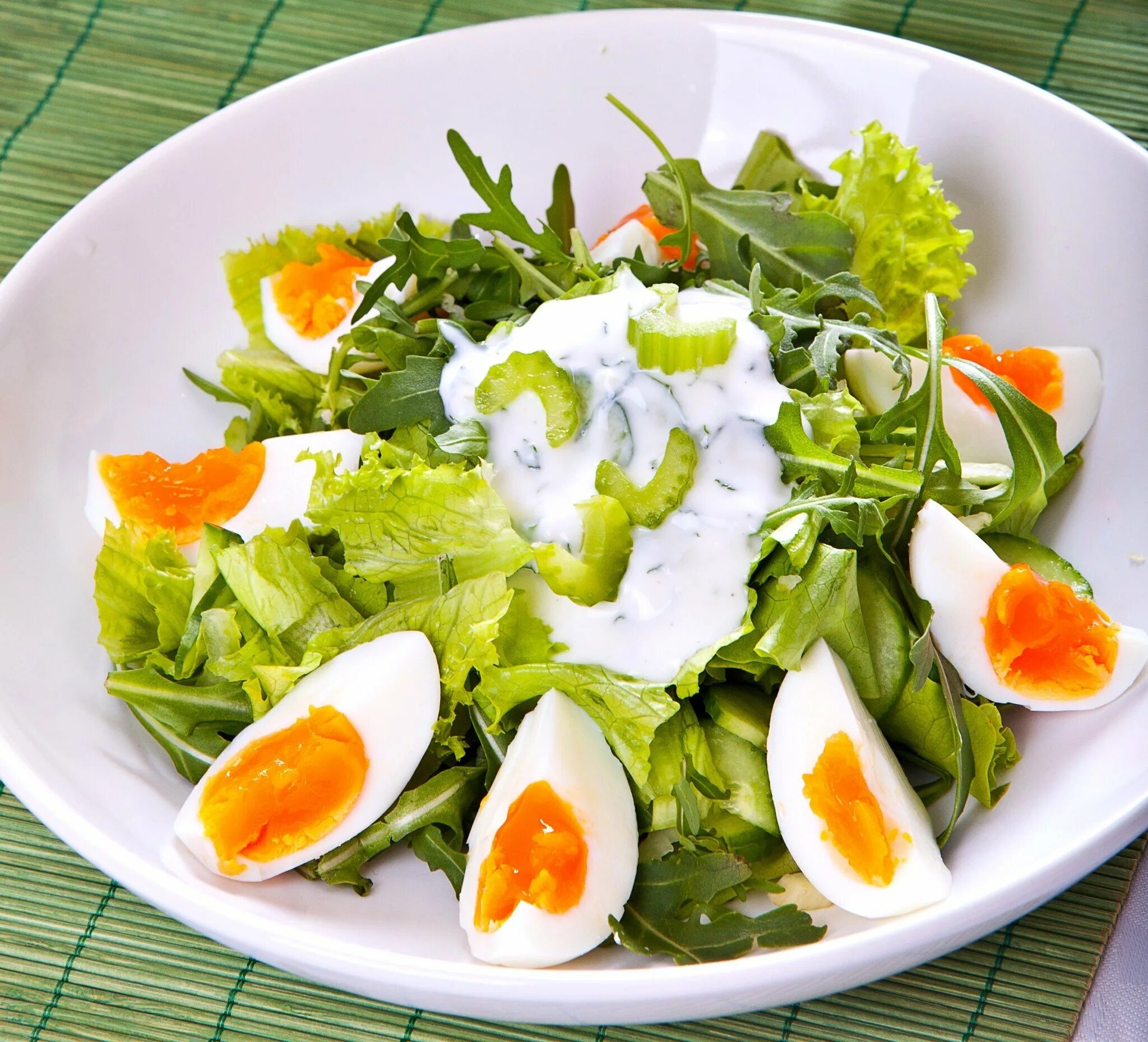 Салаты. Листья салата. Салат с листьями салата. Зелень для салатов. Салат с овощами и яйцом