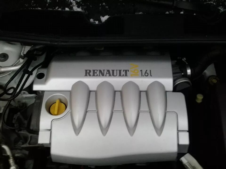 Renault fluence двигатели. Крышка двигателя Renault Fluence 1.6. Крышка двигателя Дастер 1.6. Крышка двигателя Рено Флюенс 1.6. Крышка двигателя Рено Флюенс 2.0.