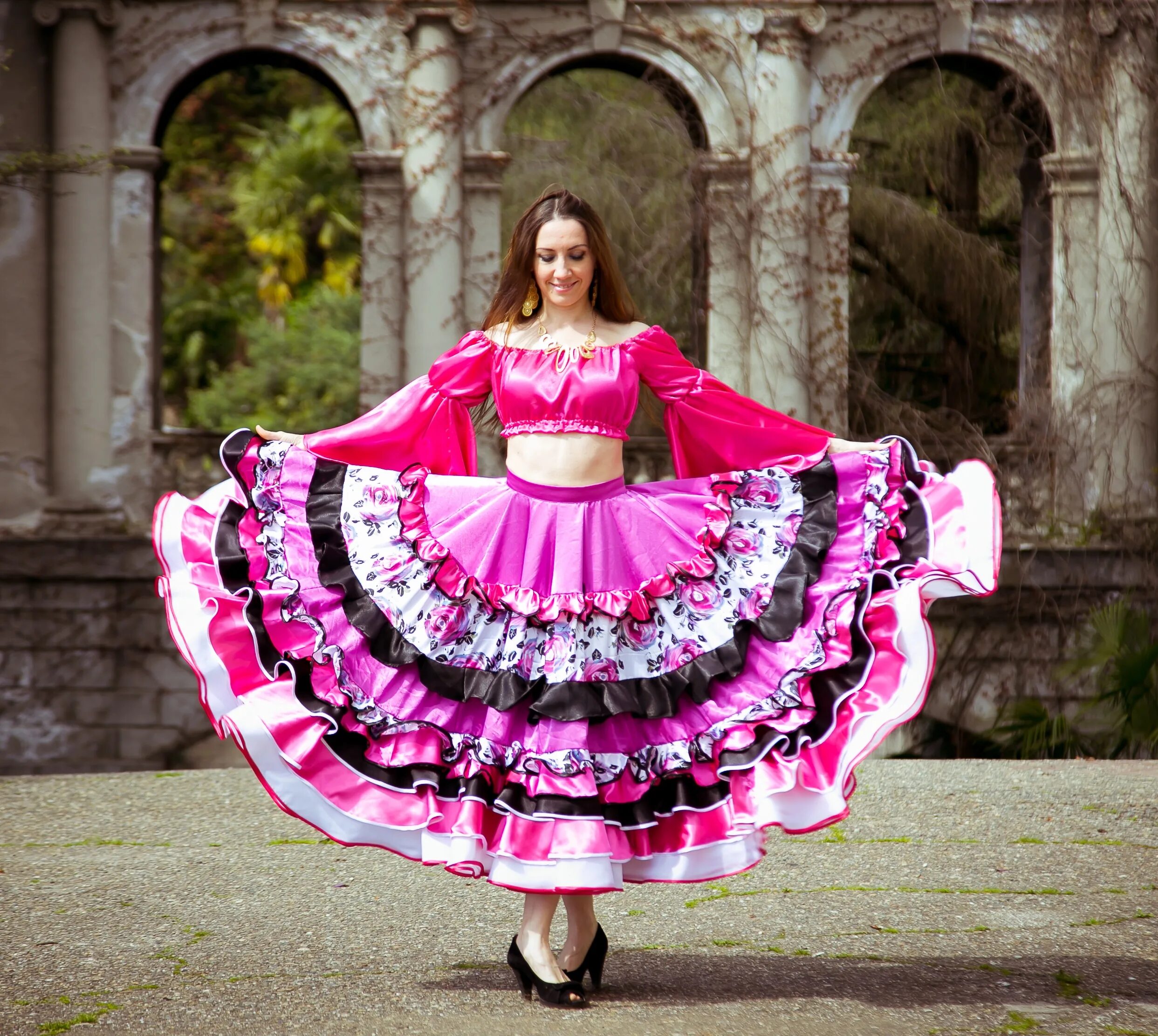 Цыганская многоярусная юбка. Цыганская юбка с оборками. Цыганская юбка розовая. Цыганская юбка из клиньев.