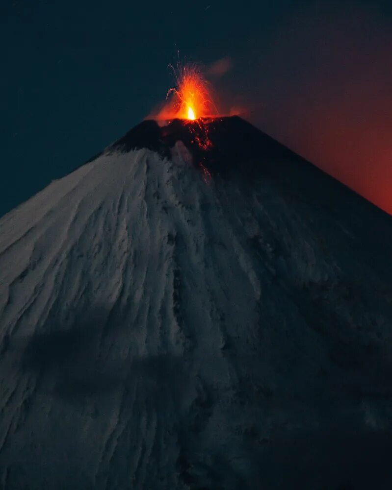 Как называется самый большой вулкан. Камчатка вулкан Ключевская сопка. Извержение вулкана Ключевская сопка. Камчатка Ключевская сопка извержение. Стратовулкан Ключевская сопка.