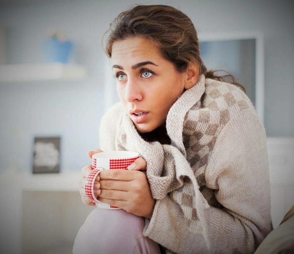 Испуганная женщина. Знобит фото. Девушка дрожит от страха. Человек мерзнет. Дрожь девушка.