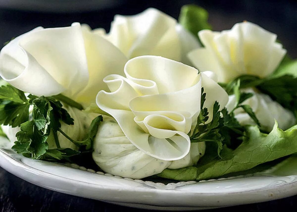 мешочки из сулугуни с начинкой. сулугуни. хинкали из сулугуни. мешочки из сыра сулугуни. хинкали из сыра сулугуни с творогом.