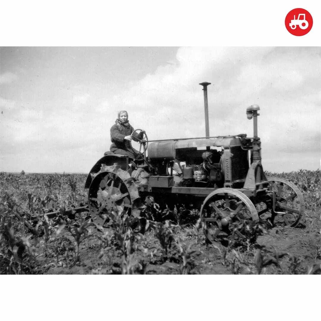 Женская тракторная бригада в ссср. Трактористки в годы войны 1941-1945. Женщины трактористки в годы Великой Отечественной войны 1941-1945. Пластов трактористки 1943. ХТЗ трактор 1941.