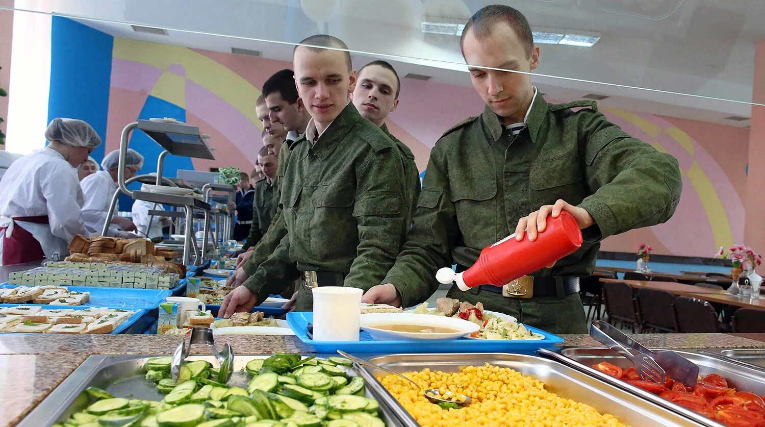 Солдатская столовая в армии рф 2021г. Столовая солдат армии рф. Продовольствие солдата. Солдатская столовая российской армии. Армейский рацион армии рф.