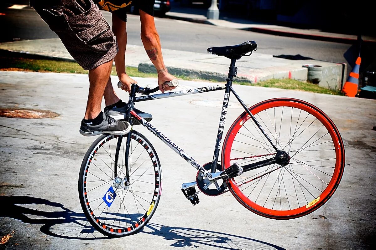 Fixed created. Сюрпляс на велосипеде. трекстенд на велосипеде. fixie. эффект fixed gear.