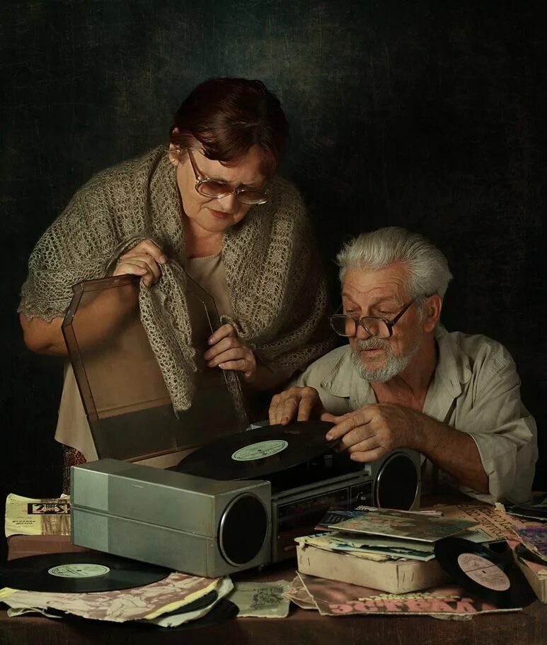 Бабушка слушает музыку. Человек с патефоном. Никита шляков. Прослушать предыдущую. Сборник старых песен.