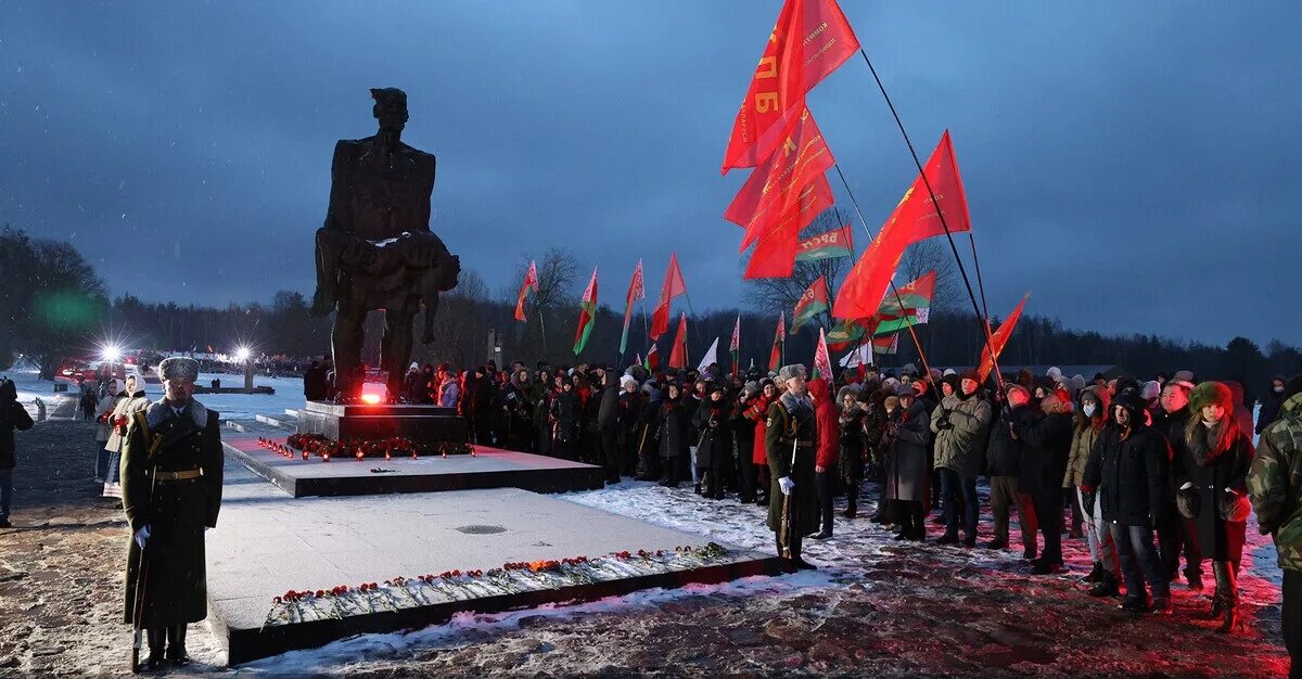 Лукашенко в Хатыни. Хатынь геноцид белорусского народа. Хатынь Беларусь годовщина. Годовщина беларусь
