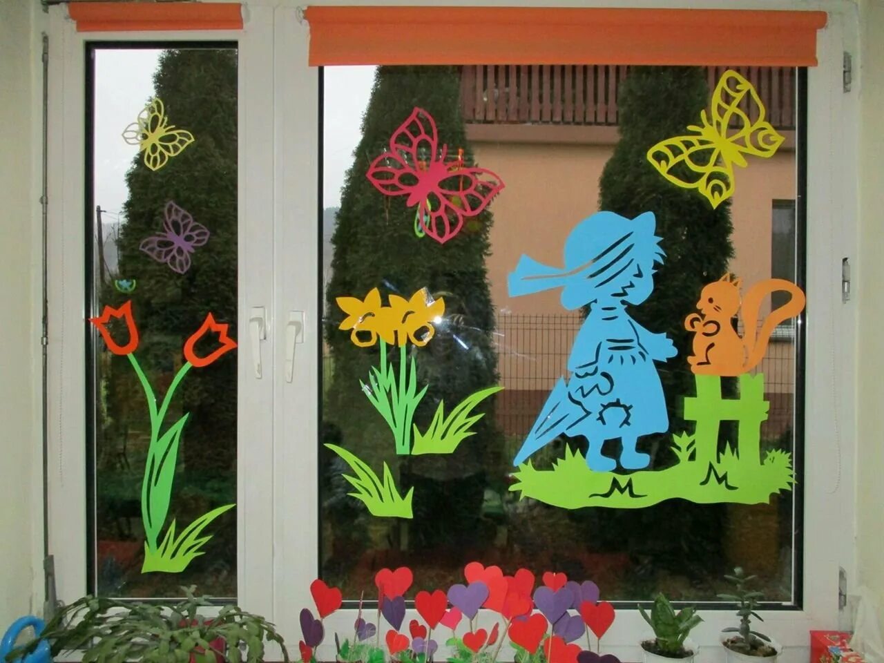 Весенние окна в детском саду шаблоны вытынанки. Украшение окон весной в детском саду. Летнее украшение окон в детском саду. Весеннее украшение окон в детском саду.