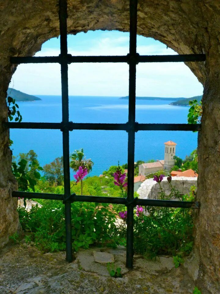 В замках были окна. Вид из окна замка. Окно в замке. Вид из окна. Красивый вид из окна замка.