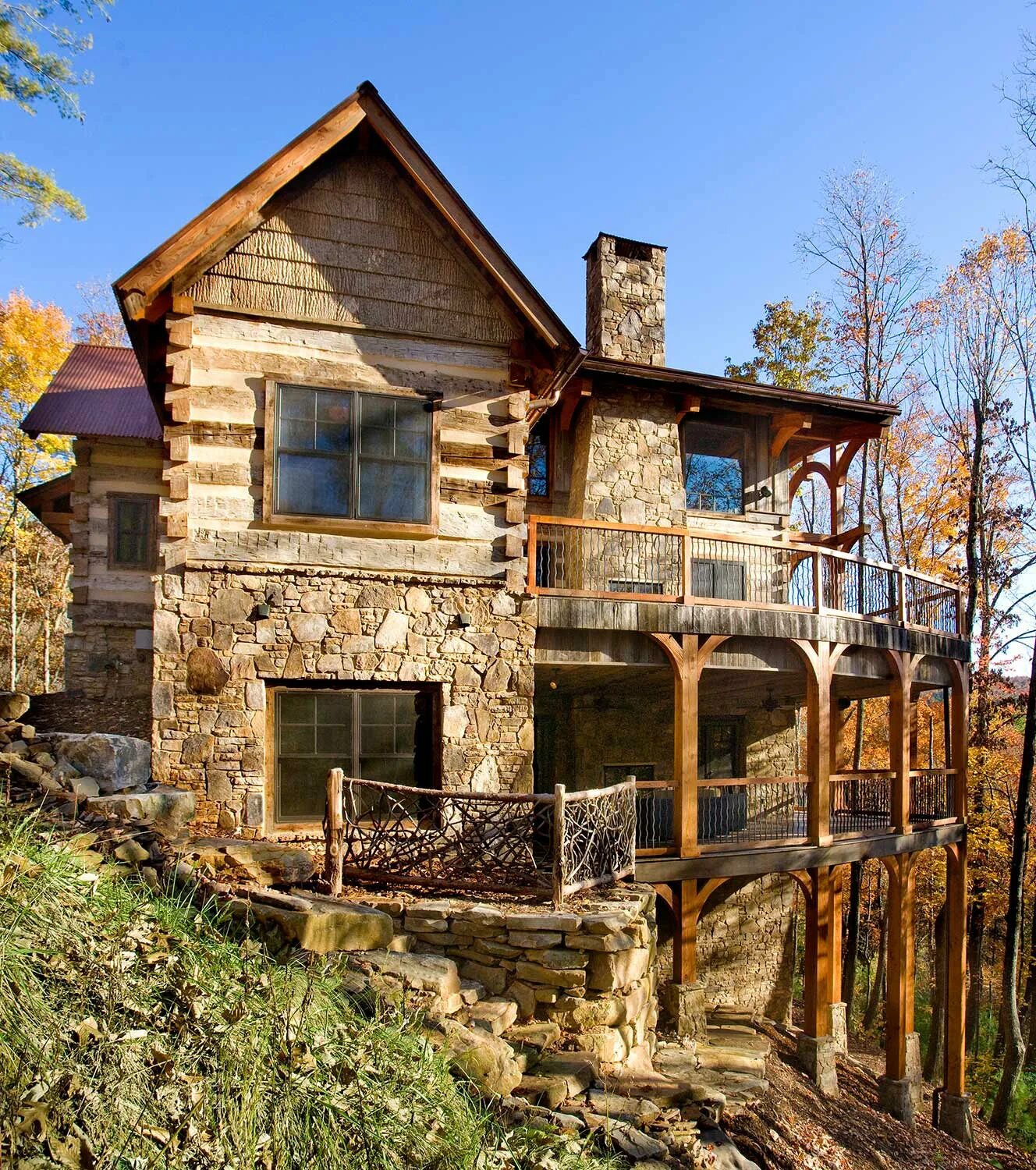 Дача дома камень. Деревянный дом на склоне. Каменно деревянный дом. Деревянный домик на склоне. Деревянный дом с камнем.