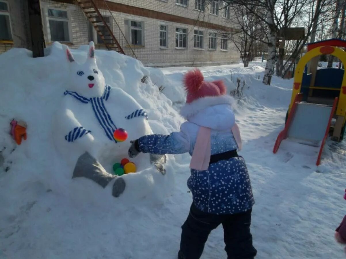 Снежки в сад. Снежные постройки в детском саду на участке. Украшение детской площадки в детском саду зимой. Украшение зимних участков в детском саду. Зимние постройки на участке детского сада.