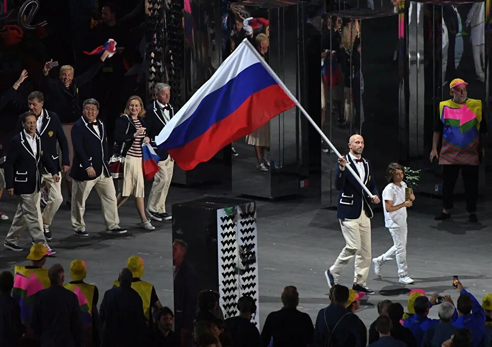 Флаг на церемонии. Сборная России в Рио де Жанейро. Сборная России знаменосец.