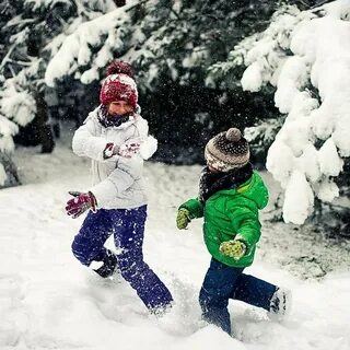 Играющих в снежки ребятишек
