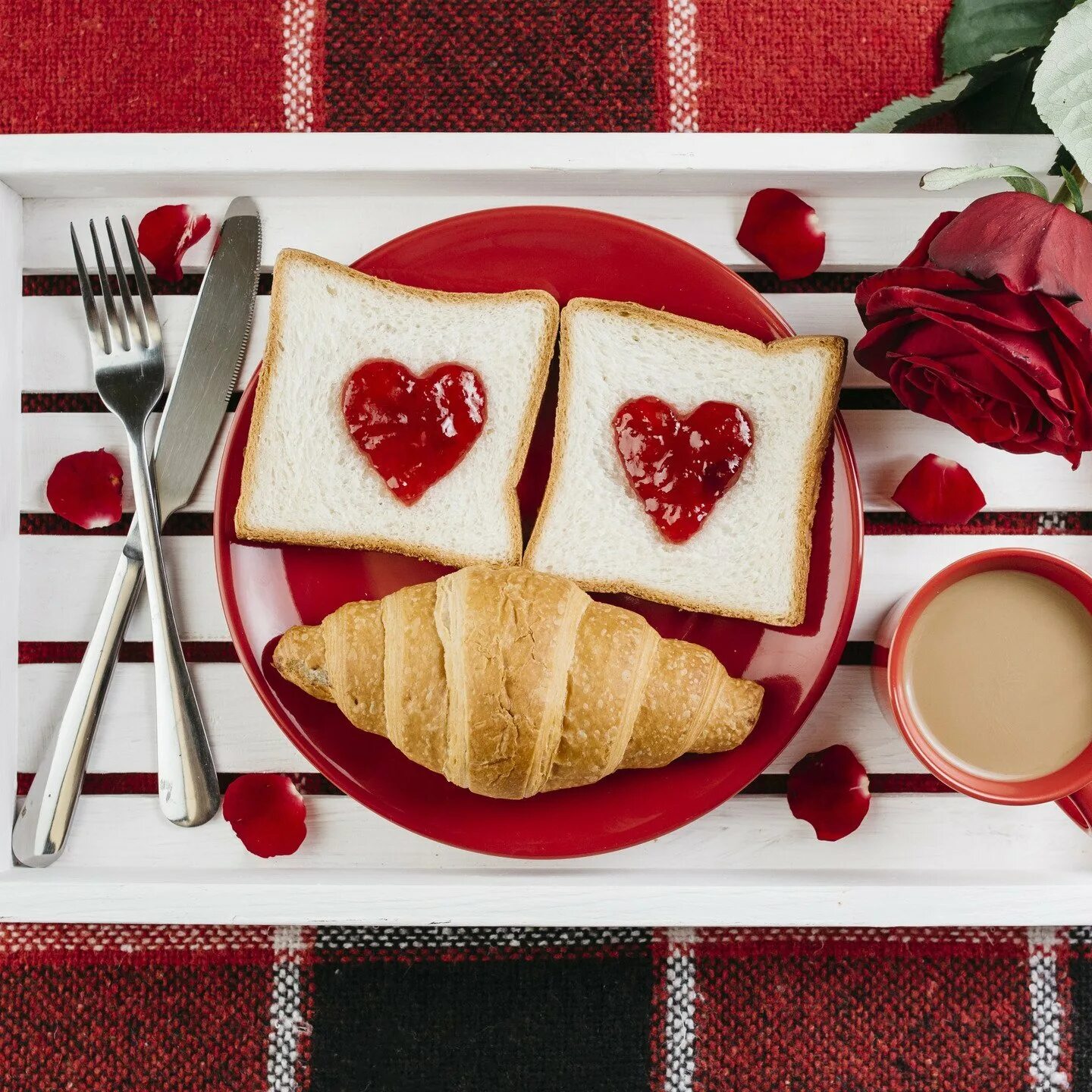 Красивый завтрак для любимого. Романтический завтрак. Красивый романтический завтрак. Романтический завтрак на двоих.