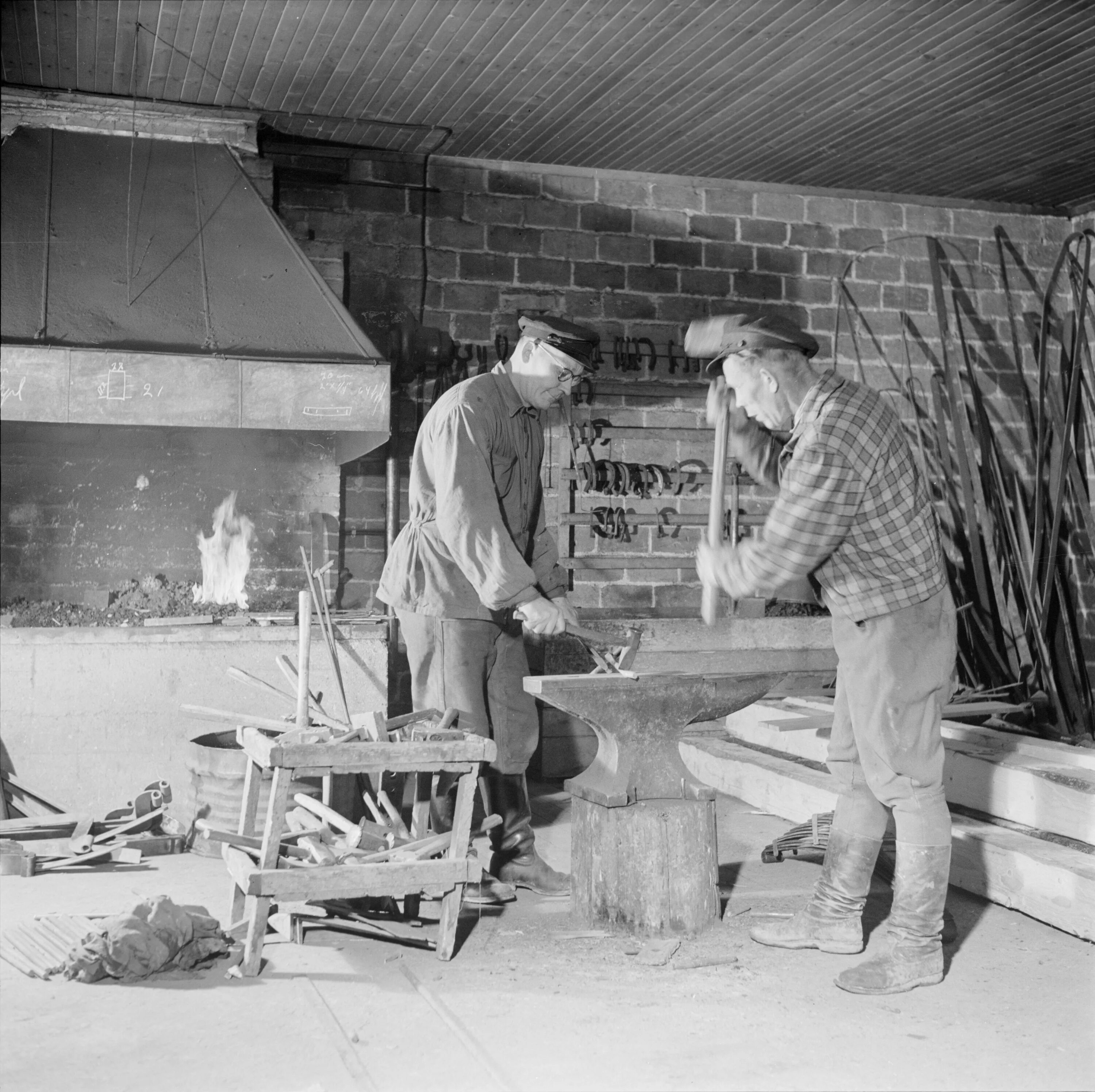 Раскаленный меч. Person forge. Фрагменты металла. Person forge. Person forge.