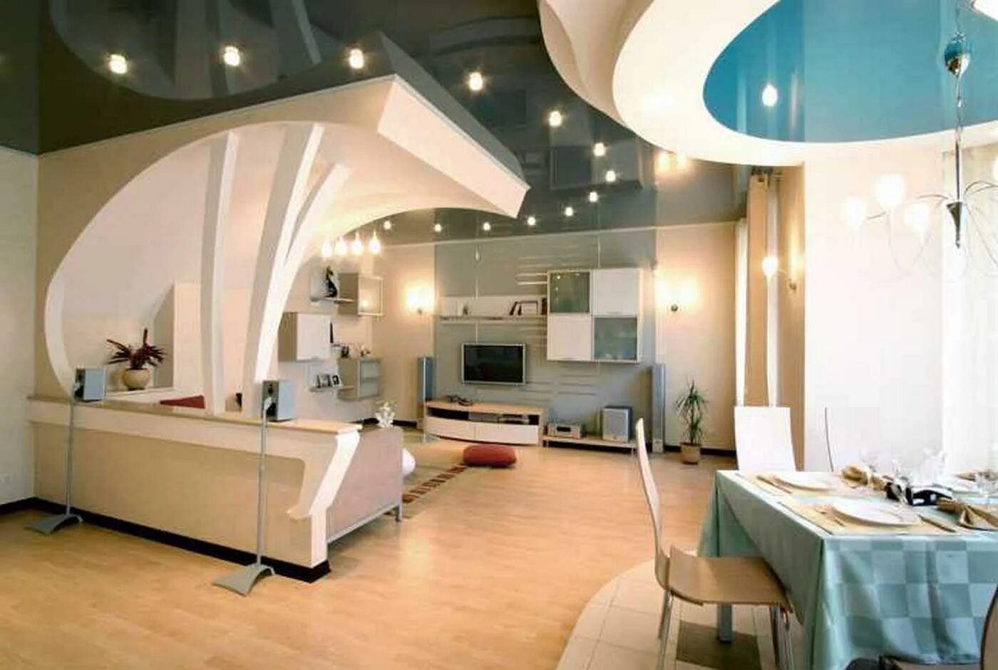 Зонирование потолка в гостиной. Зонирование потолка. Потолок кухня гостиная. Потолок в кухне-гостиной. Двухуровневый натяжной потолок в кухне гостиной.