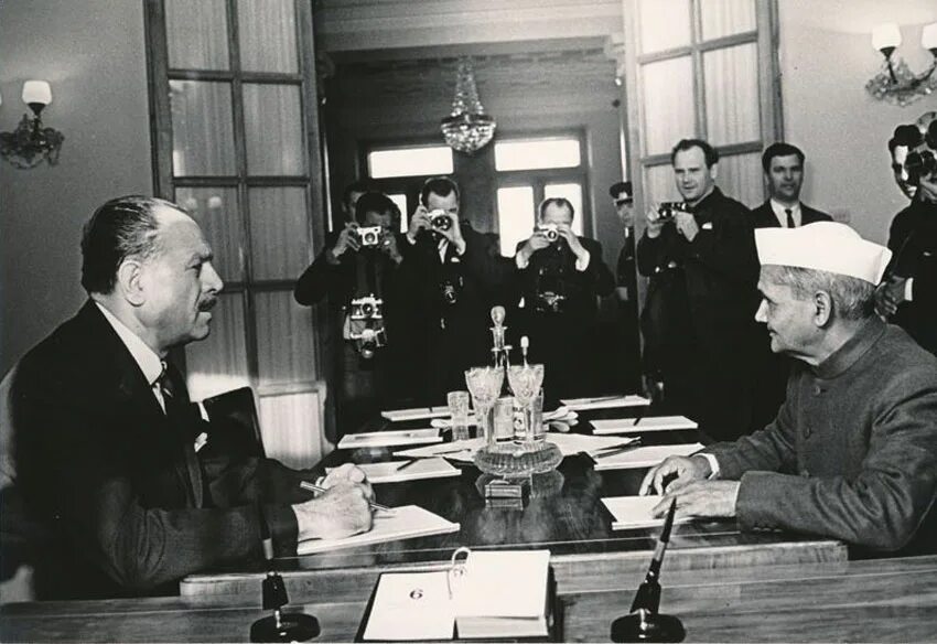 Декларация 1966. Лал бахадур шастри и айюб хан. ташкентская декларация 1966. ташкентская конференция 1966. ташкентская декларация индия пакистан.