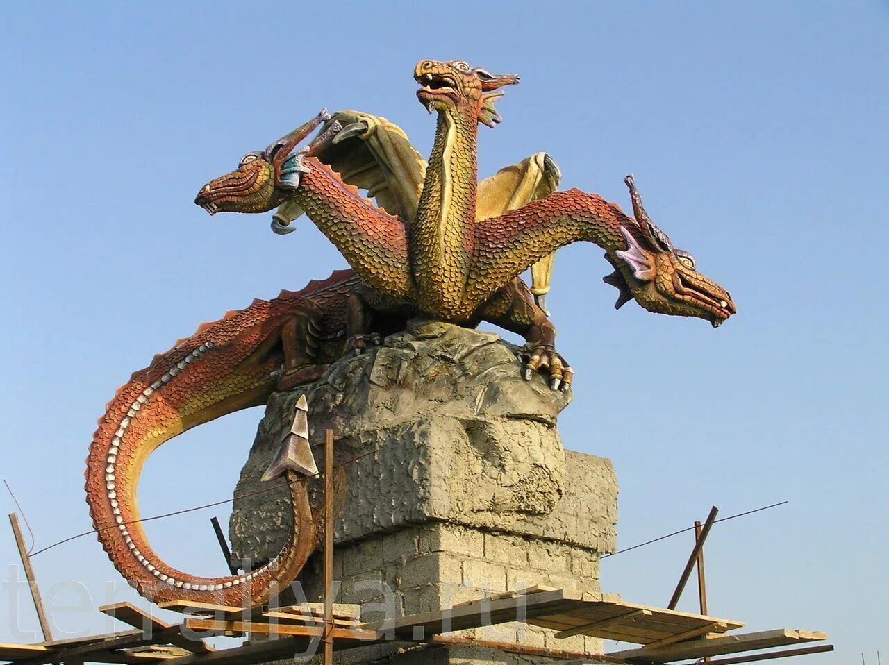 Змей Горыныч (змей-дракон). Трёхголовый дракон статуя. Змей Горыныч памятник Кудыкина гора. Змей трехголовый дракон.