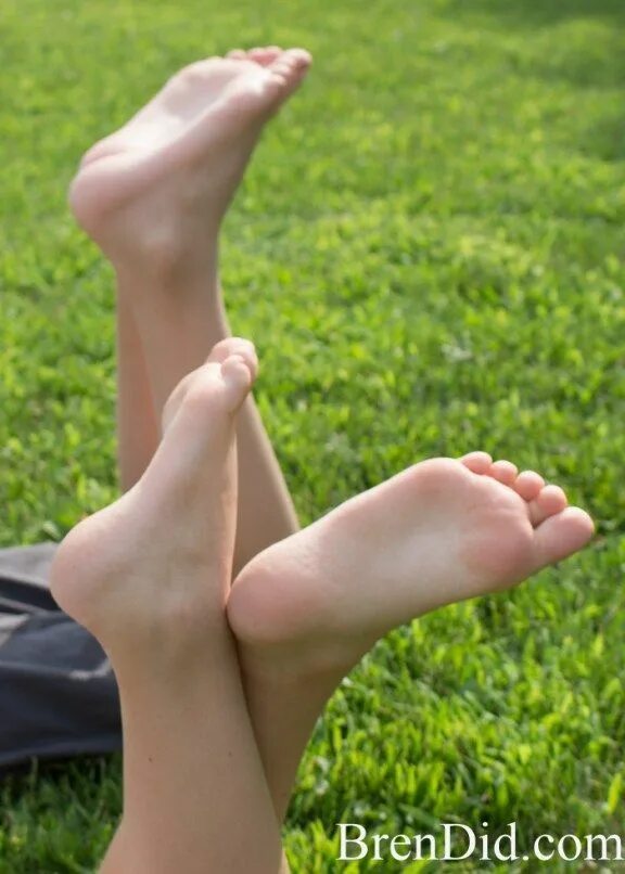 Феет smellinf. Детский nylon feet. Stinky feet smell. Stinky foot. Smelly natural feet.